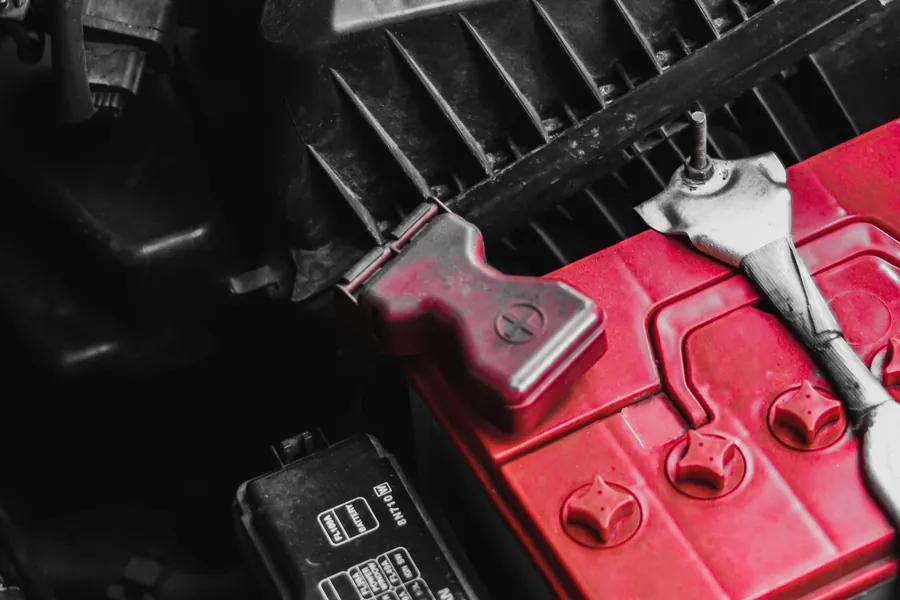 Batterie de démarrage installée dans un compartiment moteur