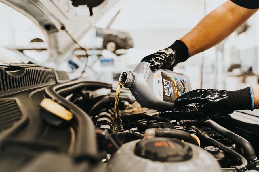 Huile moteur versée dans un moteur d'automobile