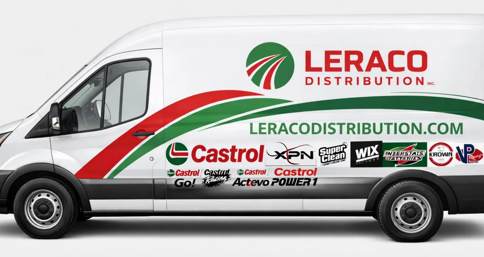 Camion de livraison Leraco Distribution portant les logos Castrol, XPN, Super Clean, WIX, Interstate Batteries, Krown et VP Racing