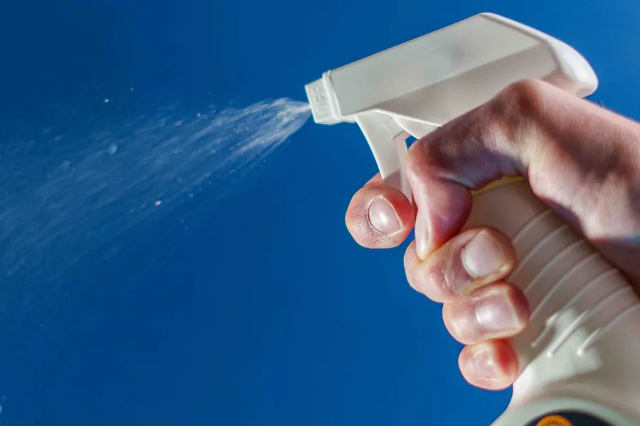 Vaporisateur de dégraissant en action