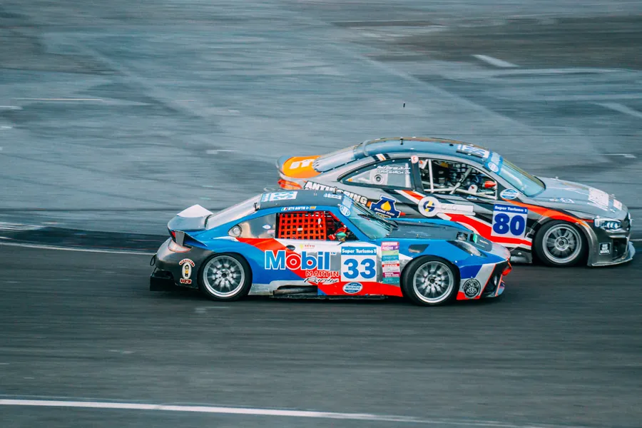Voitures de course en piste